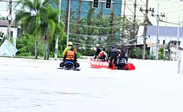 “ธรรมนัส”  ปฏิบัติการ 8 ชั่วโมงระดมเรือ - เจ็ตสกีฝ่าฝน อพยพประชาชนกว่า 500 ชีวิต