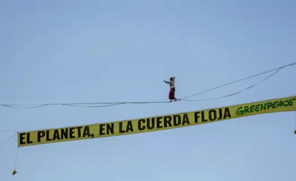 เดินเชือกกลางกรุงมาดริด  เตือนผู้นำโลกกู้วิกฤตโลกร้อน