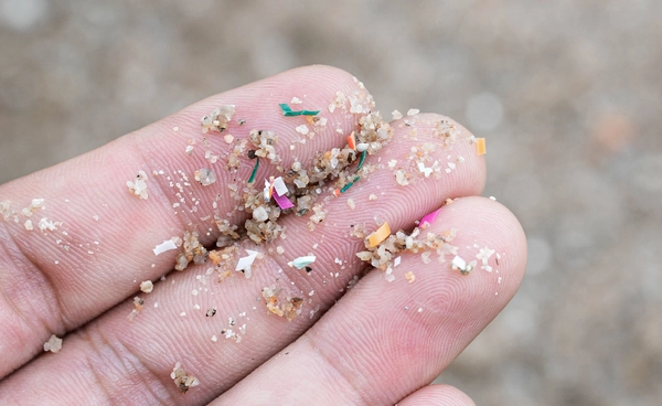 ไมโครพลาสติกเข้าปอด วันละ 68,000 อนุภาค งานวิจัยชี้อันตรายอยู่ในบ้านและรถ