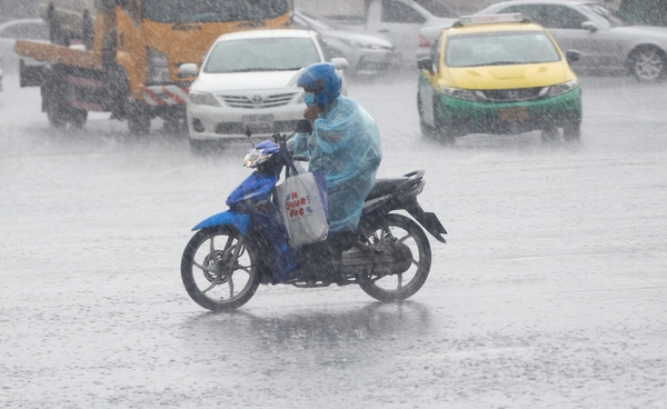 พายุหนองฟ้า ทำฝนตกหนักทั่วไทย เขื่อนใหญ่ปรับแผนรับมวลน้ำ 