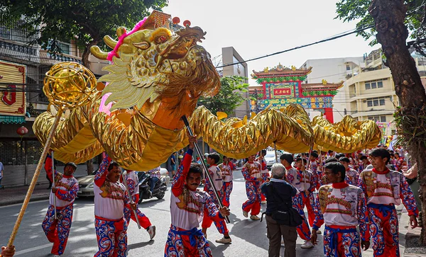 “เชิดสิงโตสองแผ่นดิน เทิดไท้องค์ราชัน” เฉลิมพระเกียรติในหลวง 73 พรรษา
