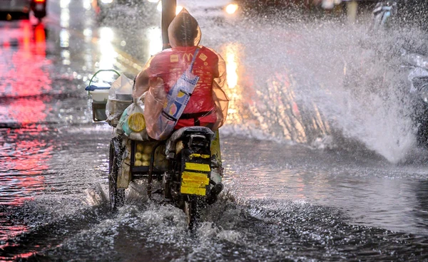 กรมชลฯ เตือนเชียงใหม่  เฝ้าระวังน้ำปิงล้นตลิ่งสะพานนวรัฐเย็นนี้