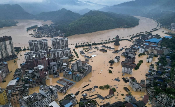 “ฝนบ๊วย” ถล่มจีน น้ำทะลัก-ดินถล่มหลายเมือง