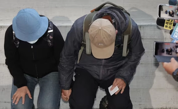 พ่อแม่ผู้ก่อเหตุไล่แทงคนในไต้หวัน คุกเข่าขอโทษประชาชน