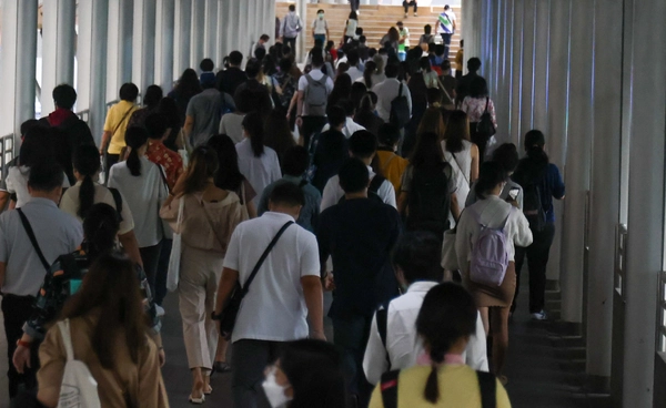 การเมืองไทยในช่วงเปลี่ยนผ่าน วิเคราะห์ปัจจัยเสี่ยงและโอกาสใหม่