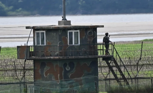 เกาหลีใต้คุมตัวทหารเกาหลีเหนือแปรพักตร์ เดินข้ามแดนฝ่าดงระเบิด