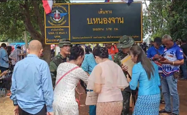 ชายแดนบ้านหนองจาน มวลชนรวมตัวให้กำลังใจจนท.  - ฝ่ายมั่นคงเพิ่มกำลังลาดตระเวน