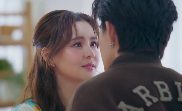  “ออม–ติ๊นา” คู่จิ้น Girl Love ผู้มาก่อนกาลโคจรมาพบกันอีกครั้ง ในบทรัก Love Moment 