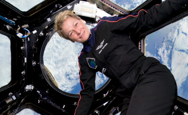 "เพ็กกี้ วิตสัน" นักบินอวกาศหญิงคนแรกของโลกที่ได้ลิ้มรส "ไก่กะเพราไทย" ในอวกาศ