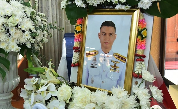 ผบ.ตร.นำพิธีอาบน้ำหลวง ตำรวจกล้าฮ.ตก พร้อมมอบเงินเยียวยาเต็มสิทธิ
