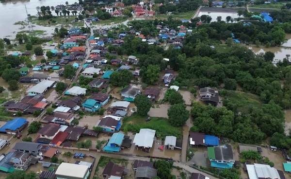 ชัยนาท พนังแตกน้ำทะลักขนของหนีน้ำกลางดึก