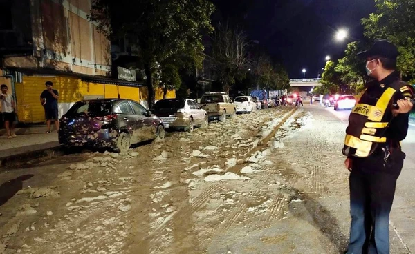 เปิดภาพ รถบรรทุกทำดินหล่นเกลื่อนถนนเทพรักษ์ โดนรถจอดริมทางนับ 10 คัน