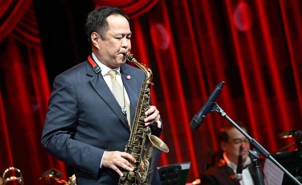 นายกฯ โชว์เป่าแซกโซโฟน ในบทเพลงลาวดวงเดือน