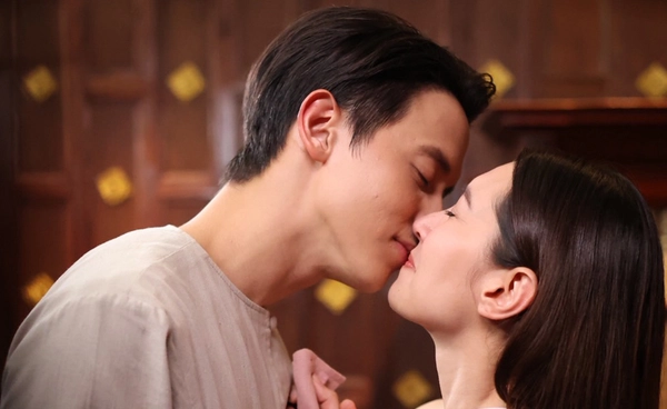 “เจมส์ – เบลล่า” เปิดโหมดโรแมนติก เสิร์ฟกอด จูบ สวีทหวาน หวั่นโป๊ะแตก