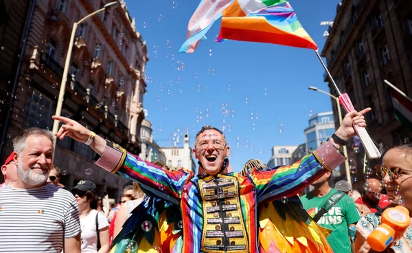 ชาวฮังการีนับแสนคนประท้วงต้านรัฐบาล แบนห้ามจัดงาน LGBTQ+ Pride