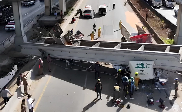 ด่วน! สะพานลอยถล่ม ย่านบางพลีน้อย สมุทรปราการ มีคนติดภายใน