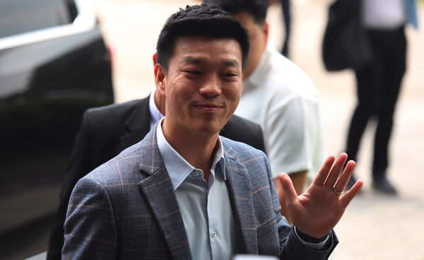 พรรคประชาชนชั่งใจยังไม่เคาะเลือกขั้วแดงหรือน้ำเงิน