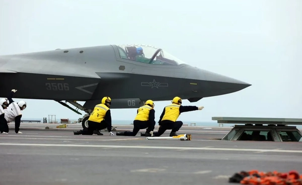 จีนทดสอบเรือบรรทุกเครื่องบิน “ฝูเจี้ยน” ใช้เครื่องดีดแม่เหล็กไฟฟ้ารับและส่งเครื่องบินรบ