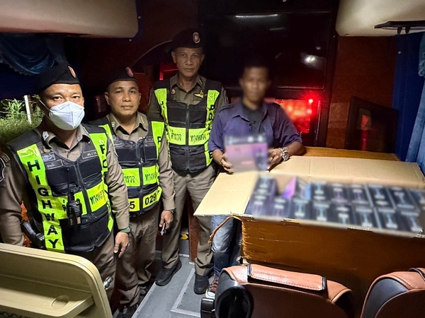รวบหนุ่มขับมินิบัส ลอบขนบุหรี่ไฟฟ้า 1,400 ชิ้น ส่งปัตตานี