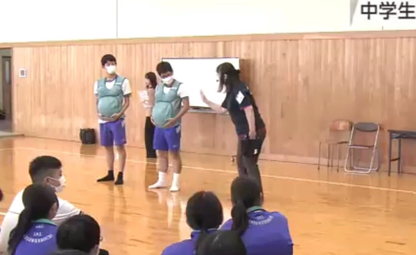 โรงเรียนในญี่ปุ่นจัดกิจกรรม “จำลองการตั้งครรภ์” ให้เด็กได้สัมผัสความลำบากของแม่