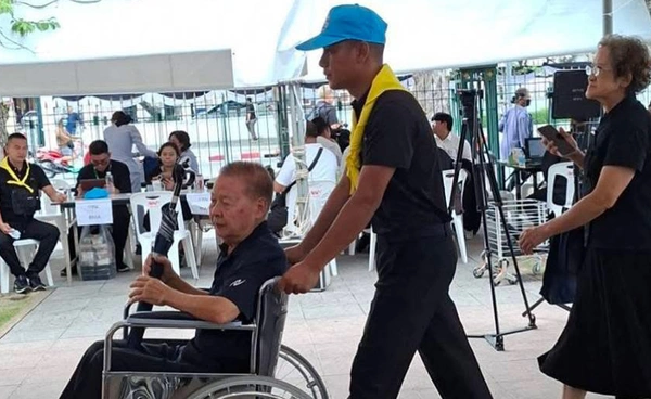 ม.1 พัน.3 รอ. สนับสนุนภารกิจจิตอาสาพระราชทาน อำนวยความสะดวกประชาชนถวายสักการะพระบรมศพ