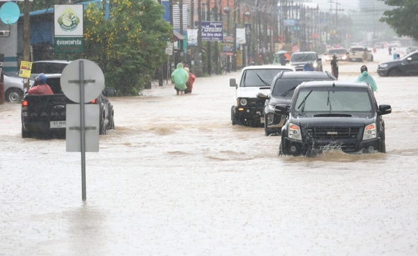 สรุปน้ำท่วมสงขลา ผู้ว่าฯ ลงพื้นที่ตรวจวิกฤตสี่แยกโรงปูน หาดใหญ่