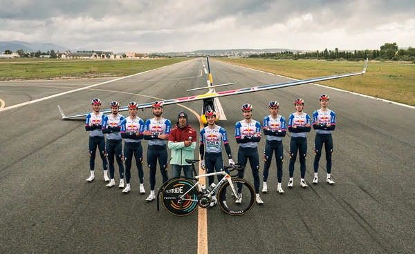 ตำนานใหม่ ! “9 นักปั่นจักรยาน” รวมพลังลาก “เครื่องร่อน” ทะยานฟ้าสำเร็จ