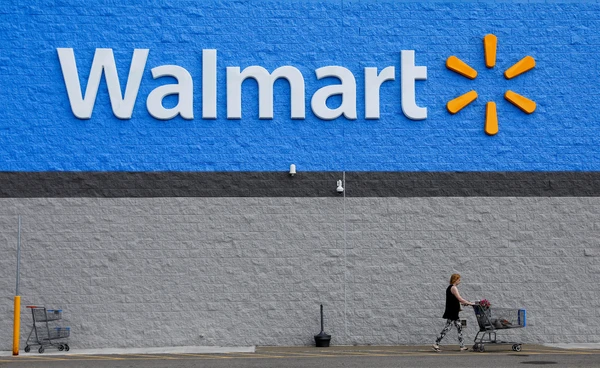 ทรัมป์สั่ง Walmart หยุดคิดที่จะขึ้นราคาสินค้า เลิกโทษภาษีศุลกากร