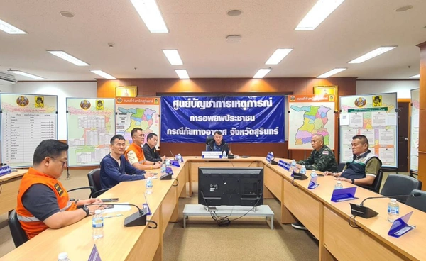 สุรินทร์ เปิดวอร์รูมเผชิญเหตุปะทะ "ไทย-กัมพูชา" ขณะที่ชายแดนปะทะต่อเนื่อง ปชช.อพยพแล้วกว่า 3.2 หมื่นคน 