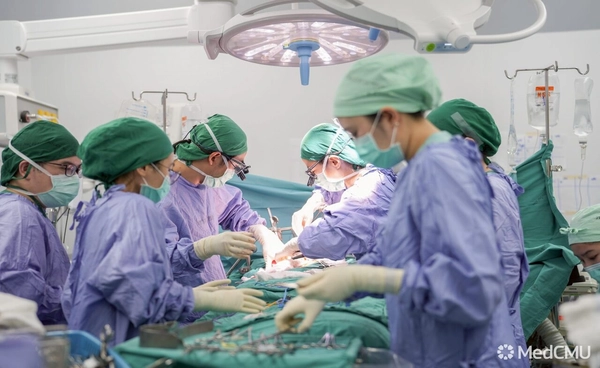 แพทย์ รพ.มหาราชนครเชียงใหม่ ผ่าตัดรับบริจาคอวัยวะจากผู้บริจาคภาวะสมองตาย ต่อชีวิตผู้ป่วยสำเร็จ