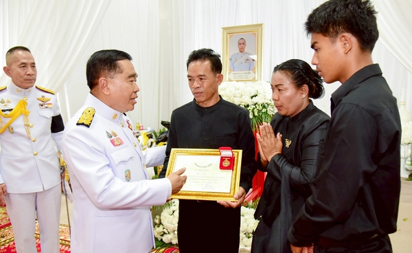 รมว.กลาโหม เป็นประธานพิธีพระราชทานเพลิงศพ ร้อยตรีวายุ ขวัญเสือ วีรชนตาควาย