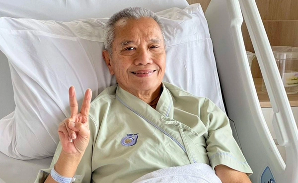 โล่งใจ! รอง เค้ามูลคดี ออกจากห้องผ่าตัดแล้ว ทุกอย่างเรียบร้อยดี