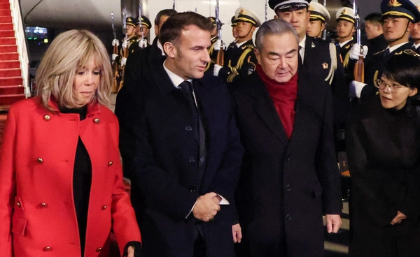 "มาครง" เดินทางถึงจีน เตรียมพบ "สี จิ้นผิง" กระชับมิตรครบ 60 ปี ฝรั่งเศส-จีน