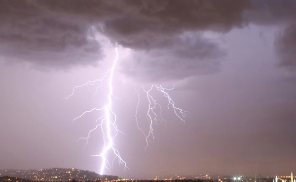 แนะวิธีปฏิบัติ เมื่อเกิดพายุฝนฟ้าคะนอง ลดเสี่ยงเกิดอันตรายจากฟ้าผ่า