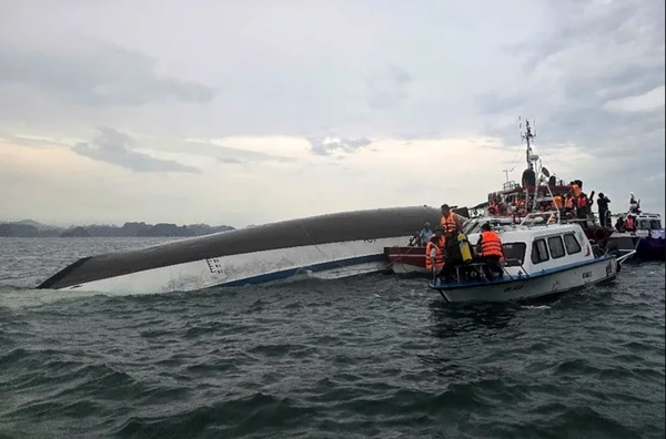 เรือท่องเที่ยวล่มในฮาลองเบย์ เสียชีวิต 34 คน