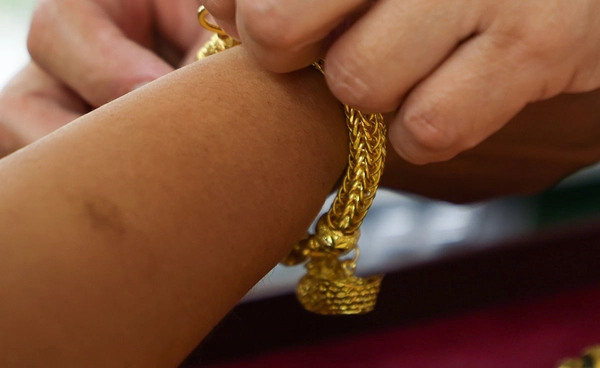 วันแม่ 2568 โพลชี้คนนิยมให้เงินสด - ซื้อทอง เป็นของขวัญให้แม่มากที่สุด