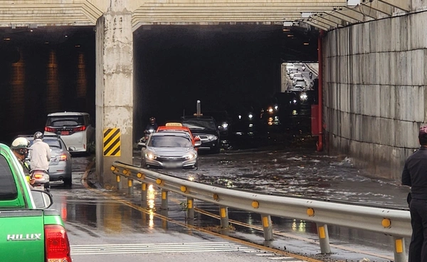 น้ำท่วมขัง “อุโมงค์ถนนเลียบทางรถไฟ” แจ้งงดใช้เส้นทางชั่วคราว