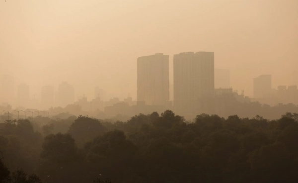 อินเดียยกระดับ ควบคุมฝุ่นควันในเมือง หลังค่าฝุ่นพุ่ง 450 มคก./ลบ.ม.ชาวเมืองปอดแทบพัง