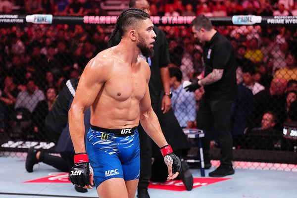 วอล์คเกอร์ ไล่เจาะยาง ชาง หมิง หยาง  ก่อนดับซ่าส์ ยกที่ 2 ในศึก UFC เซี่ยงไฮ้