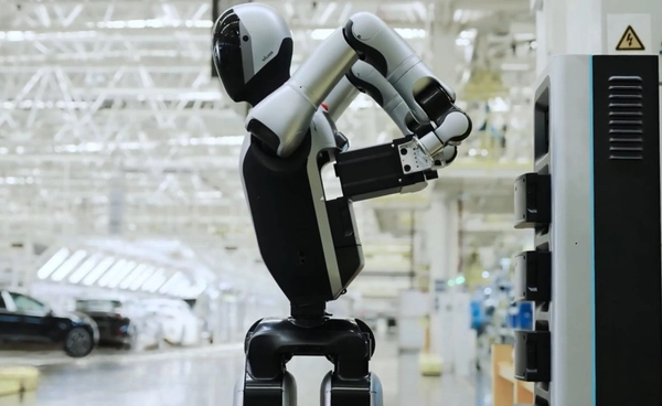 จีนเปิดตัว “หุ่นยนต์มนุษย์” เปลี่ยนแบตเตอรี่เองได้ ตัวแรกของโลก