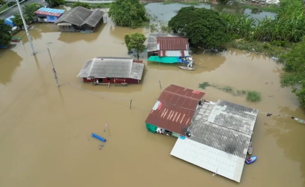 อ.เสนา วิกฤตน้ำท่วมสูง 3 ม. ต้องใช้หน้าต่างเข้าออกแทนประตู