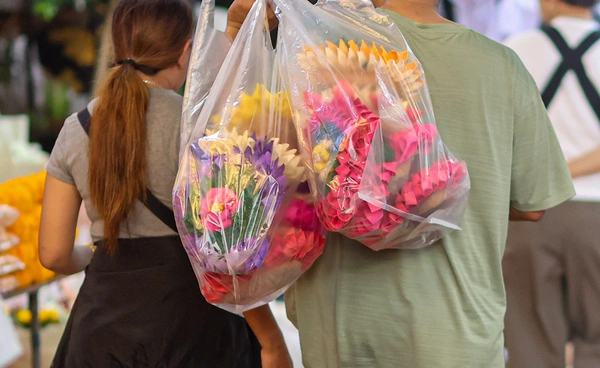 ลอยกระทง 2568 เตือนห้ามทำพฤติกรรมนี้ เสี่ยงอันตราย - ทำร้ายสิ่งแวดล้อม