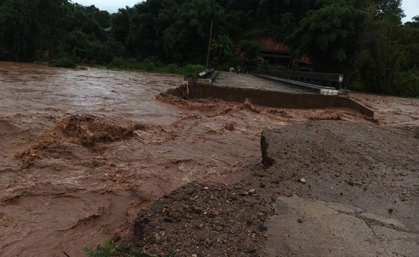 น้ำท่วมเชียงรายอำเภอเทิงหนัก สะพานขาด กระทบ 22 หมู่บ้าน 7 ตำบล