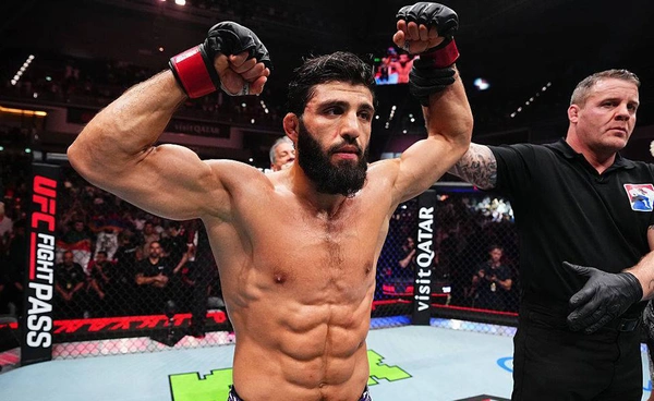 ซารุคยาน ซับมิชชันดับ ฮูเกอร์  ปิดเกมยกที่ 2 ศึก UFC กาตาร์ 