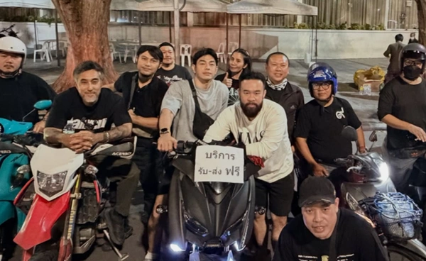 ทำดีเพื่อแม่ "อาร์ต พศุตม์" นำทีมจิตอาสา บริการรับ-ส่ง ประชาชนถวายน้ำสรงพระบรมศพฯ 