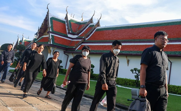 รบ. ขอบคุณร้านค้าไม่ฉวยโอกาสขึ้นราคา "ชุดดำ - เสื้อผ้าโทนไว้ทุกข์" 