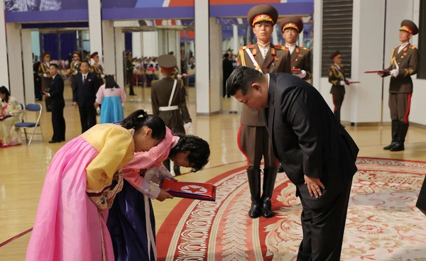 คิม จอง-อึน ให้คำมั่นจะมอบชีวิตที่งดงามให้กับครอบครัวของทหารที่เสียชีวิต