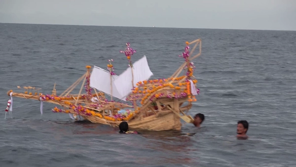 "เกาะหลีเป๊ะ"สืบสานประเพณี"ลอยเรือปาจั๊ก"วัฒนธรรมชาวเล | เรื่องดีดีทั่วไทย | 13-05-68