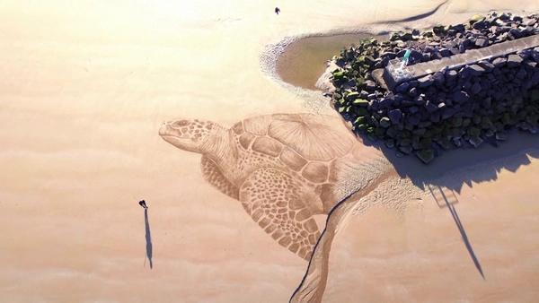 เปลี่ยนหาดทรายเป็นผ้าใบ สร้างงานศิลปะบนธรรมชาติ ไม่ทำลายสิ่งแวดล้อม