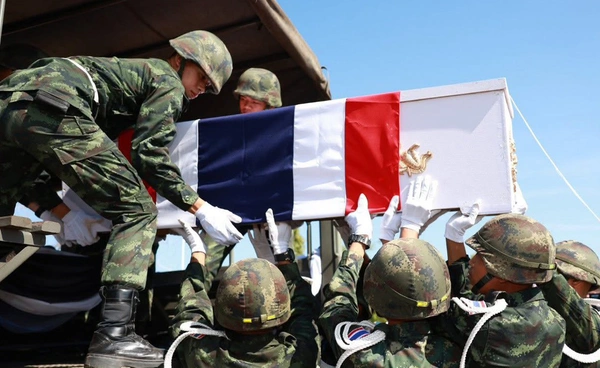 สดุดีทหารกล้าเนิน 350 นายกฯ เป็นประธานส่งศพวีรชนกลับบ้าน